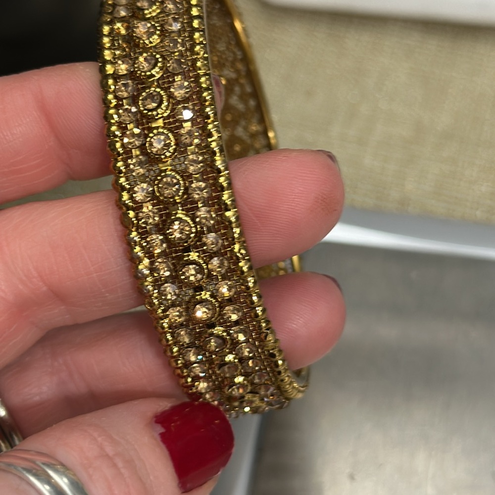 Beautiful Gold Tone Bangle - Picture 9 of 9